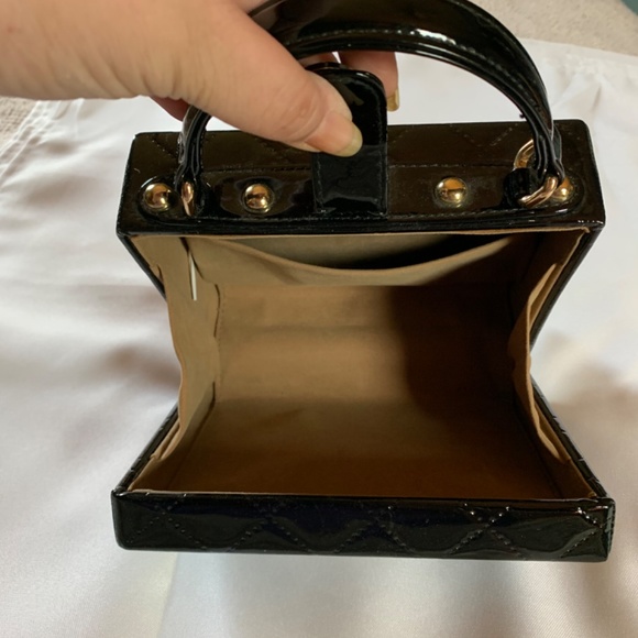 🎉Host Pick🎉 Square Box Handbag with Black Quilted Outside! - Picture 7 of 8